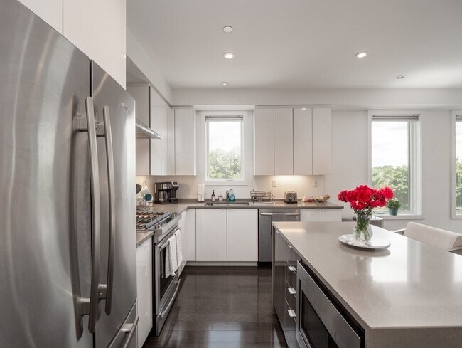 Building Photo - 2 W Sixth St