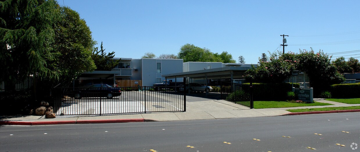 Foto principal - Clayton Pines Apartments