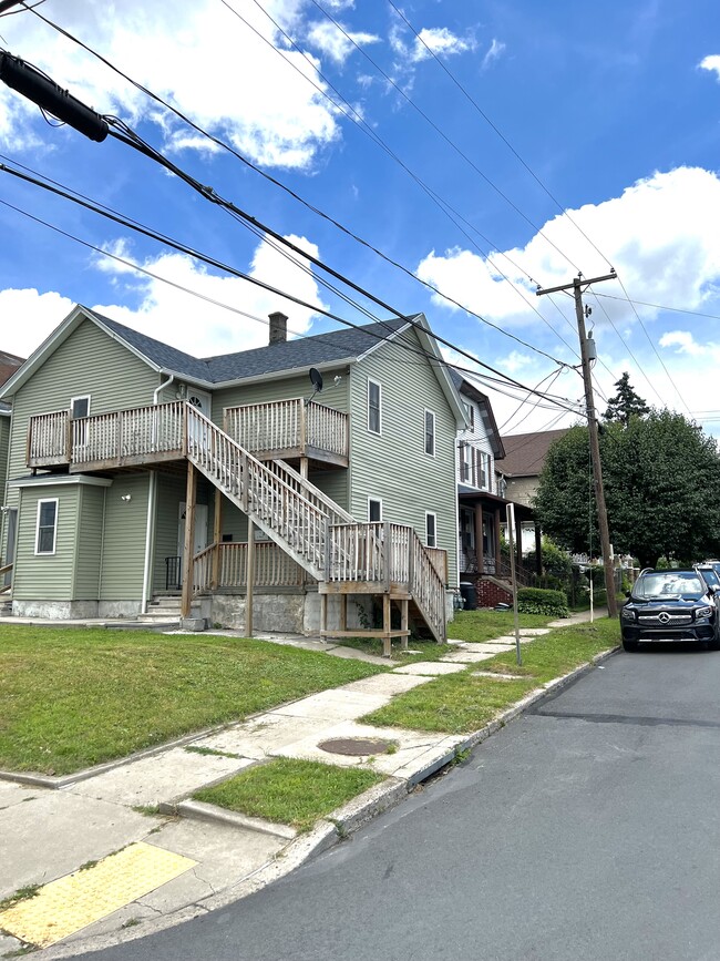 Building Photo - 107 Ash St