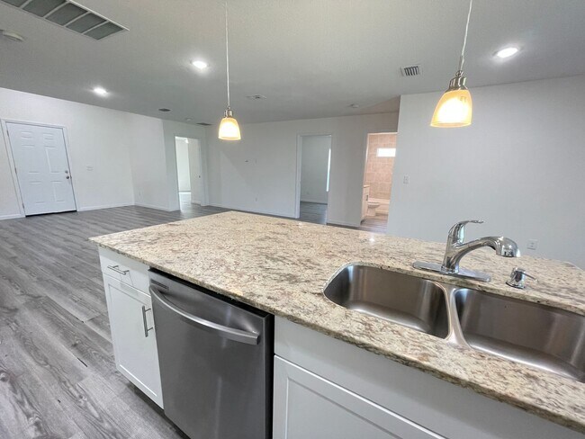 Building Photo - Gorgeous 4 Bedroom, 2 Bathroom Home in Pal...