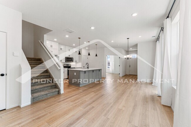 Building Photo - Modern Townhome with spacious rooms and Ce...
