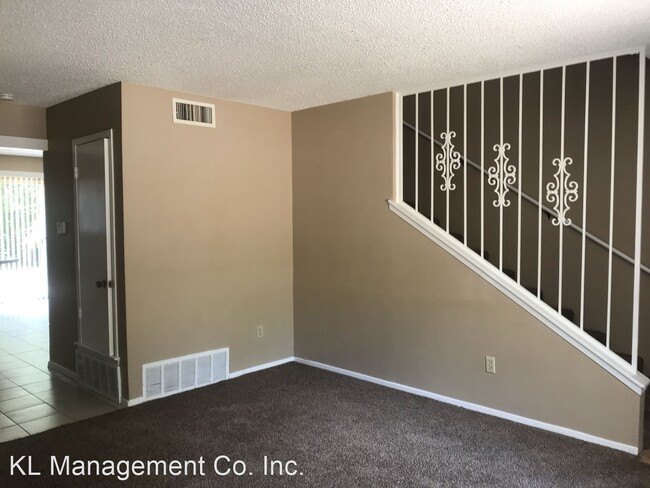 Building Photo - 124-126 Pebble Creek Dr
