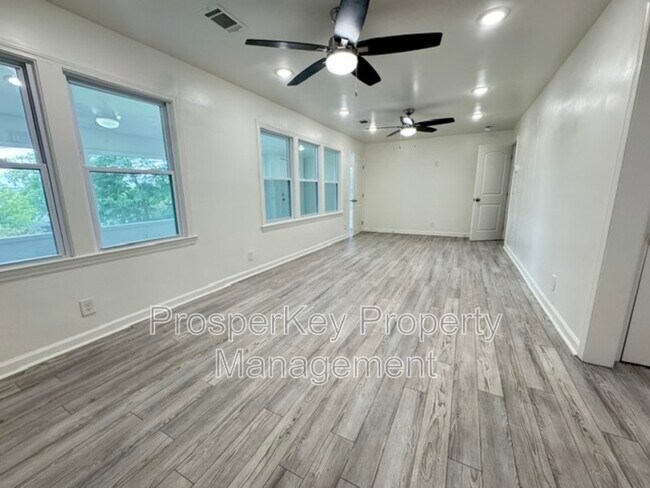 Foto del edificio - 2353 Agnes Dr