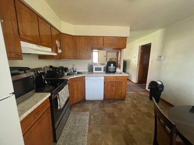 Building Photo - 2 BED / 1 BATH DUPLEX