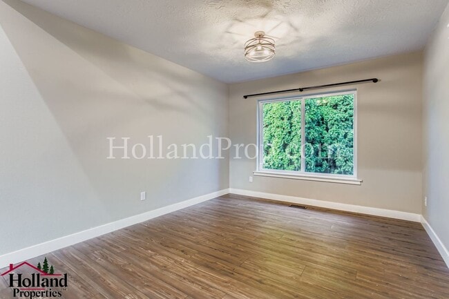 Foto del edificio - Charming 4-Bedroom Home with Fenced Yard a...