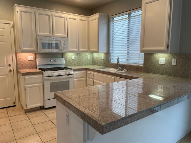 Building Photo - Bright 4 Bedroom 2.5 Bath Single Family Ho...