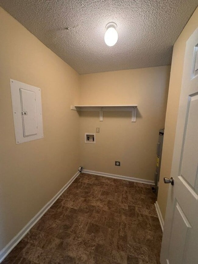 Building Photo - ***HALF OFF FIRST FULL MONTH OF RENT ***
