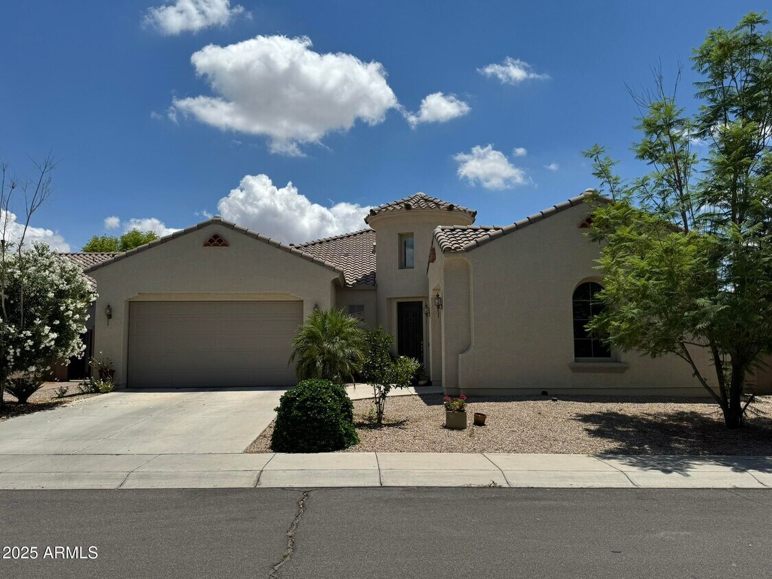 Primary Photo - 2531 E Iris Dr