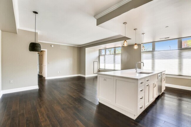 Foto del edificio - Gorgeous 2/2 with luxurious Lobby Level Condo in Hampden Row