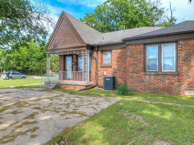 Building Photo - Updated DUPLEX- Minutes away from The Plaz...