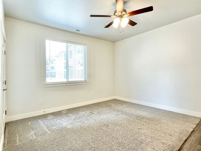 Foto del edificio - Spacious Condo Near Primary Children’s Hospital!