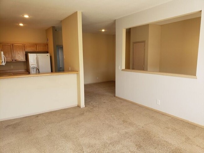 Foto del edificio - Beautiful Gardner Townhome-Available in MAY!!