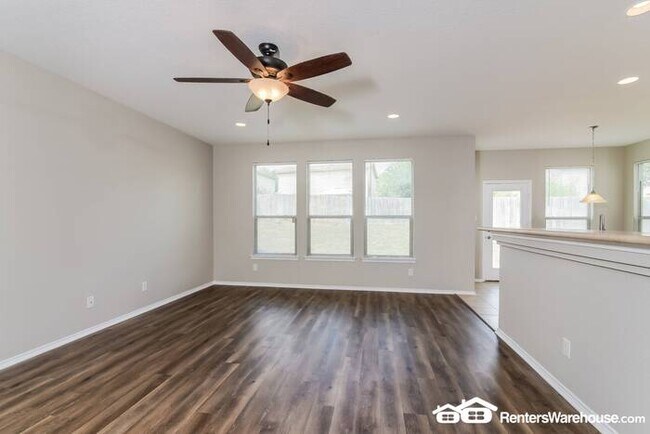 Building Photo - Large 4 bedroom / 2.5 bathroom in Chestnut...