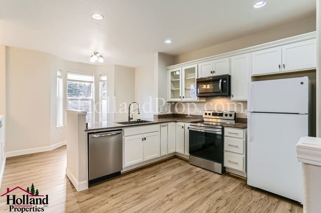 Building Photo - Beautiful 2 Bedroom Townhome Plus Bonus Ro...