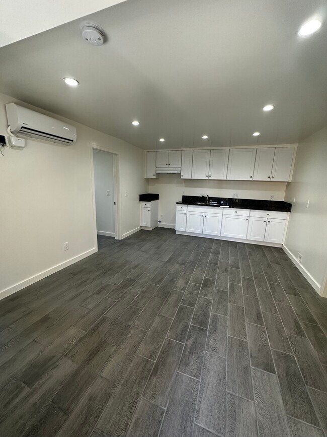 Open Kitchen - 957 W 45th St