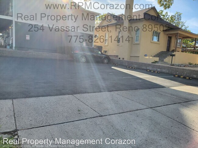 Foto del edificio - 822 Holcomb Ave