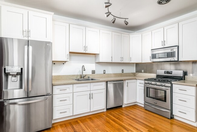 Building Photo - Noe Valley: Top Floor 2 bed 1 ba Condo w/ Finished Attic, Tandem Parking, W/D In-Unit, and Shared...