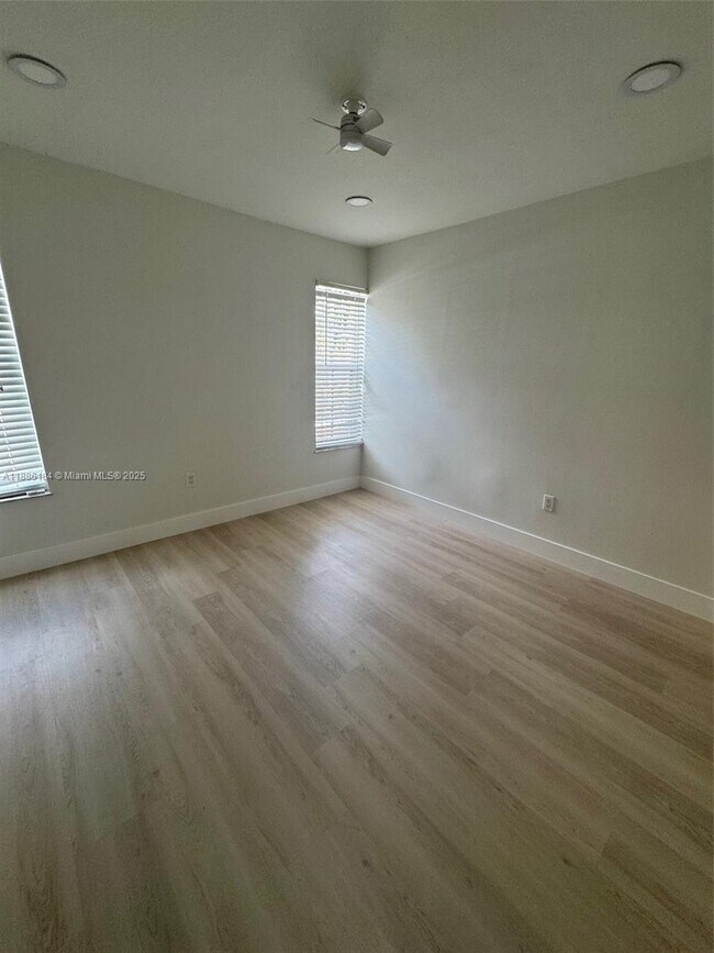 Foto del edificio - 6566 W 2nd Ct