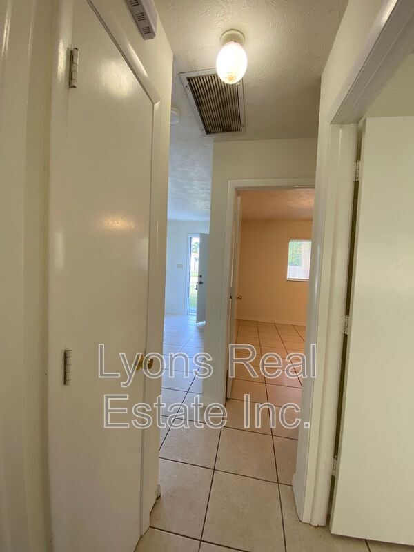 Building Photo - 18493 Iris Rd