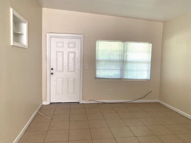 Building Photo - 2 Bed, Den, Fenced Yard, NEW Paint &amp; C...