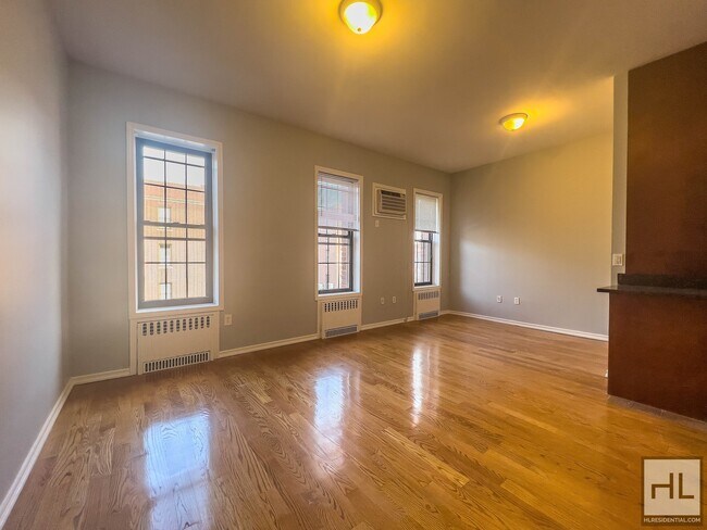 Building Photo - 3 bed on 3rd Avenue in Bay Ridge!
