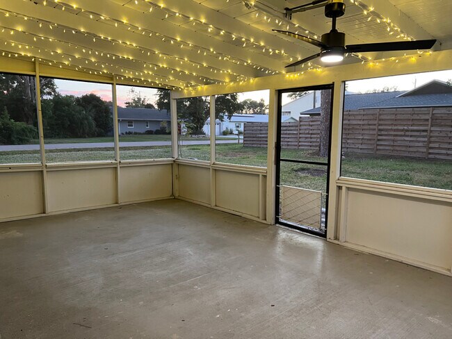 Foto del edificio - 8820 Pohoy Ave