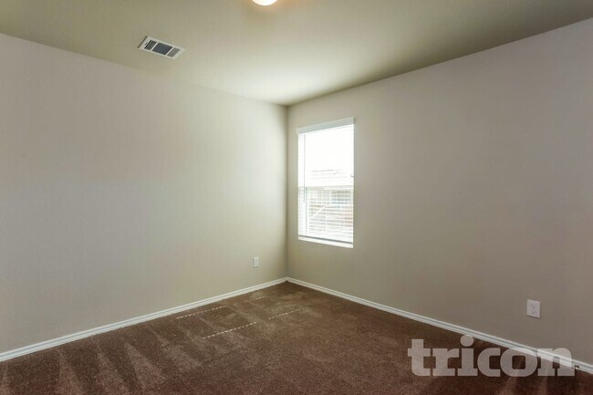 Foto del edificio - 1932 Bluethroat