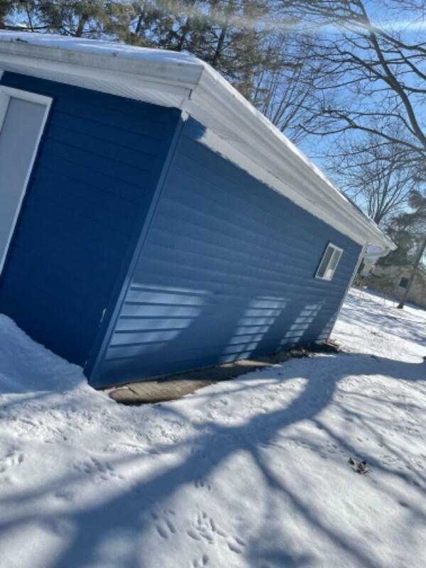 Building Photo - 711 W Cady St