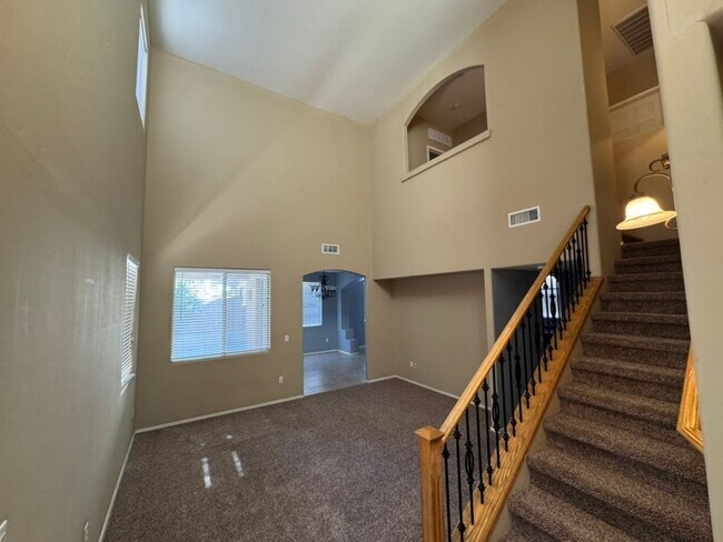 Foto del edificio - 467 E Calle De Ocaso