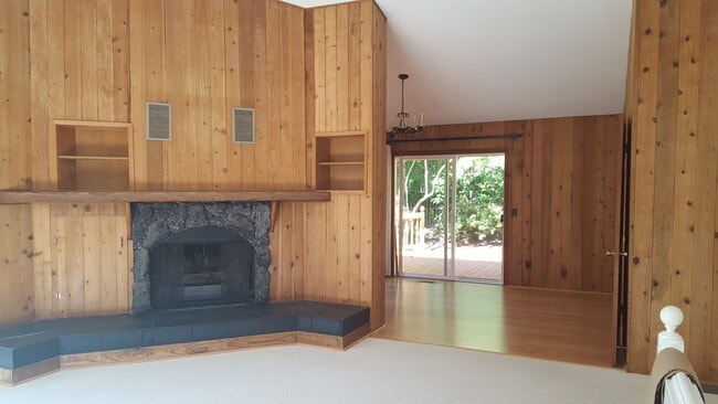 Photo - Raleigh Hills Beauty! XL Yard & Attached Garage! Dogs OK! House