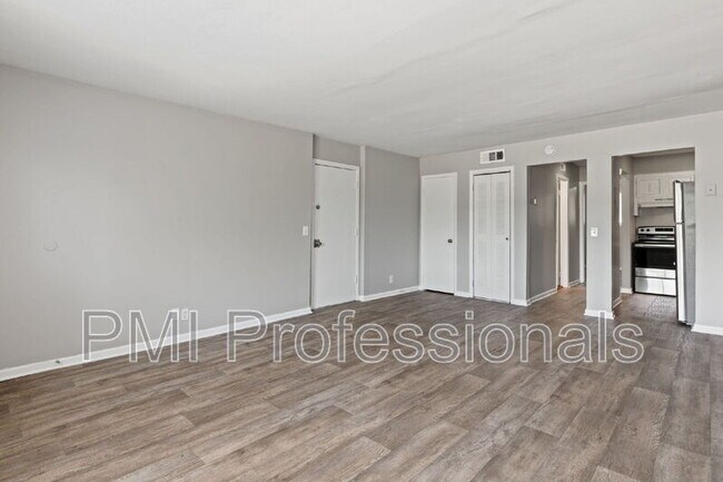 Building Photo - 800 Anderson Ln
