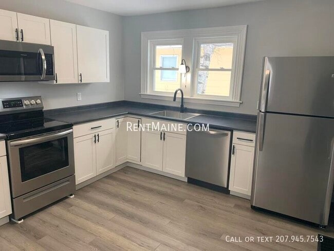 Building Photo - 166 Birch St