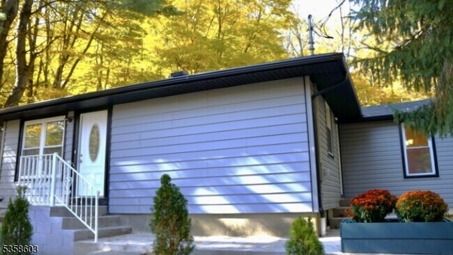 Foto del edificio - 620 Hemlock Dr