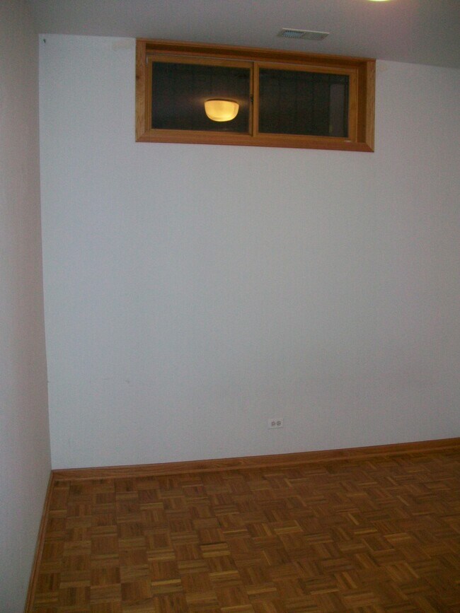 Building Photo - 4053 N Kenmore Ave