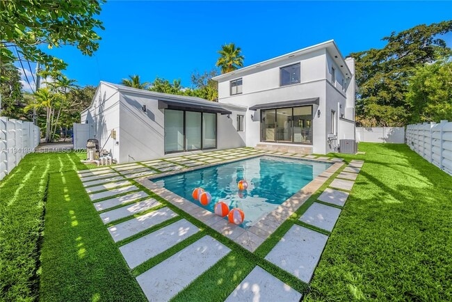 Foto del edificio - 600 NE 57th St