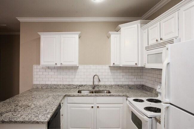 Building Photo - 1204 Sadie Dr