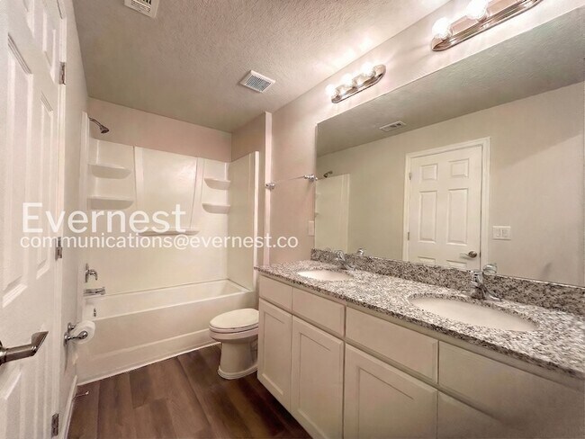 Building Photo - 25 Raeland Ln