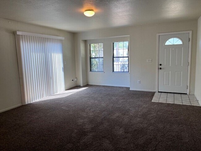 Foto del edificio - 3 Bedroom 2 Bath home close to schools, sh...