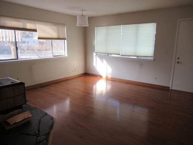 Building Photo - 3 bedroom home with detached 2 car Garage