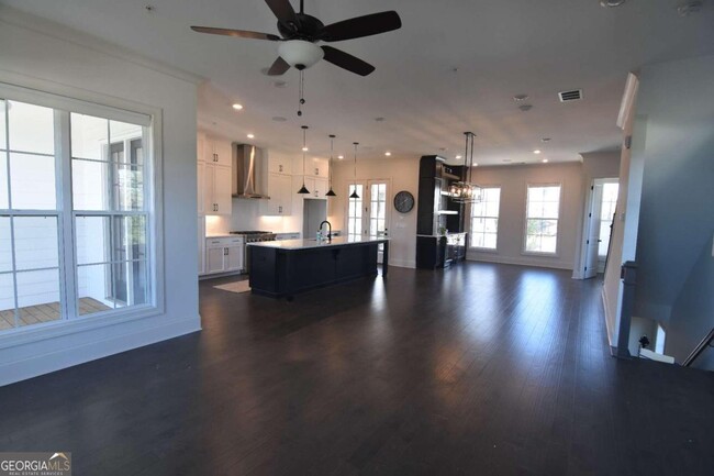 Building Photo - 469 Burton Dr