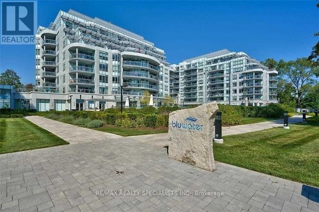 Photo du bâtiment - 3500-3500 Lakeshore Rd W