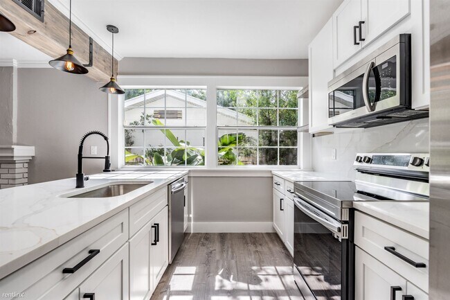 Foto del edificio - 2 br, 1 bath 4plex - 186 22nd Avenue North 1
