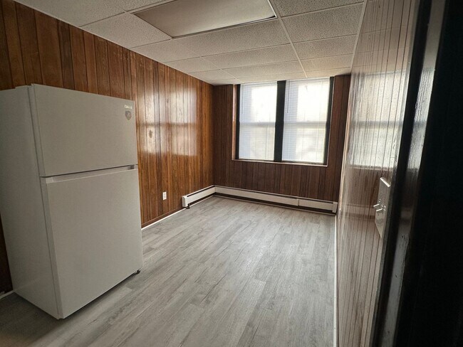 Building Photo - 2 N Huron St