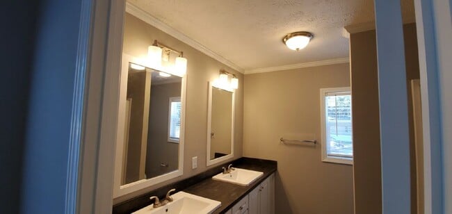 Building Photo - 1630 Balkin Rd
