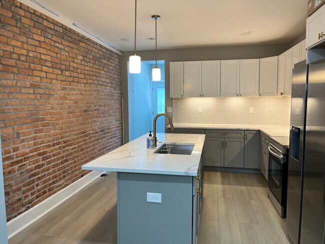 Building Photo - 260 S Highland Ave