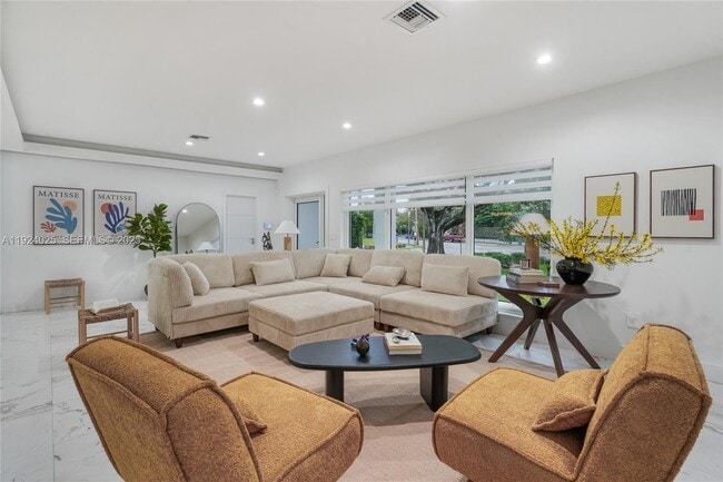 Foto del edificio - 801 NE 76th St