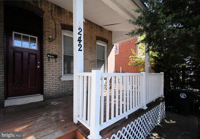 Building Photo - 242 E 8th Ave