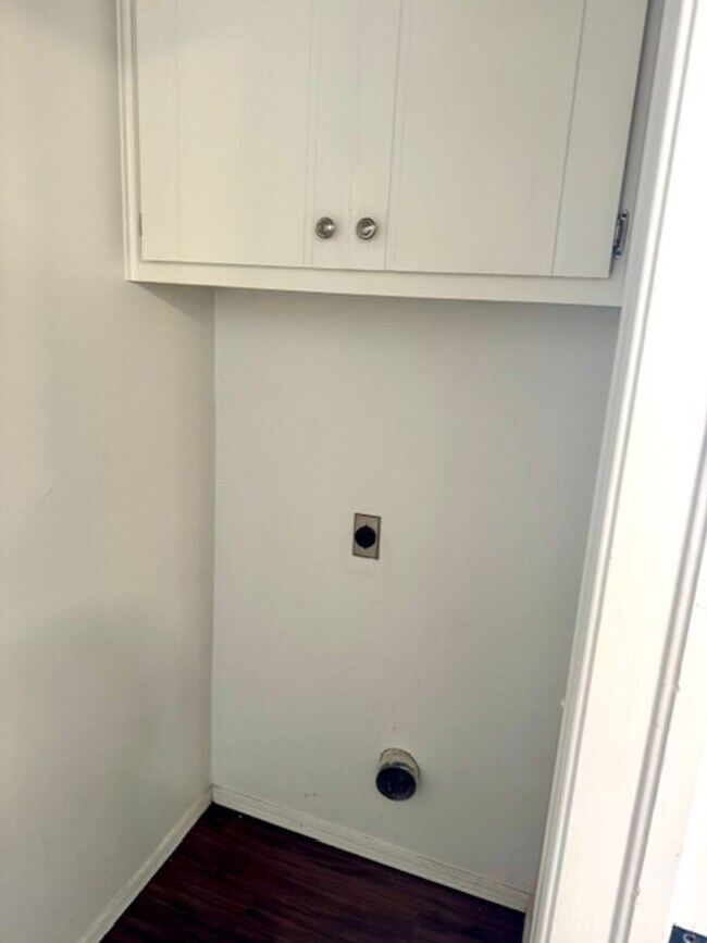 Foto del edificio - Beautiful updated interior 2 bedroom duple...