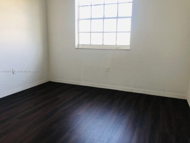 Foto del edificio - 5670 NW 116th Ave