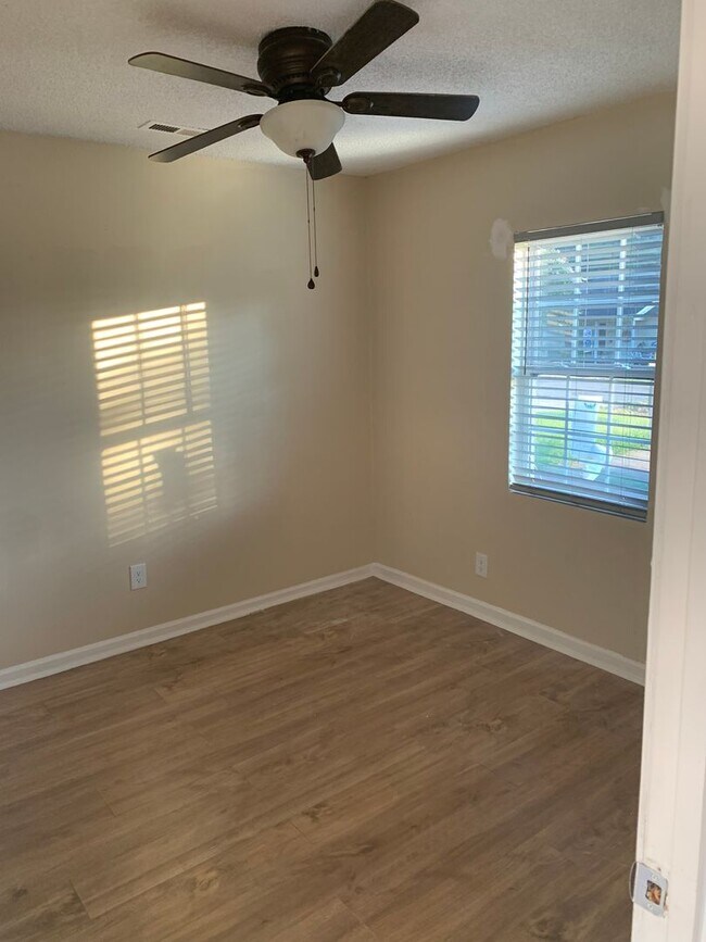 Foto del edificio - 2417 E Ozark Ave